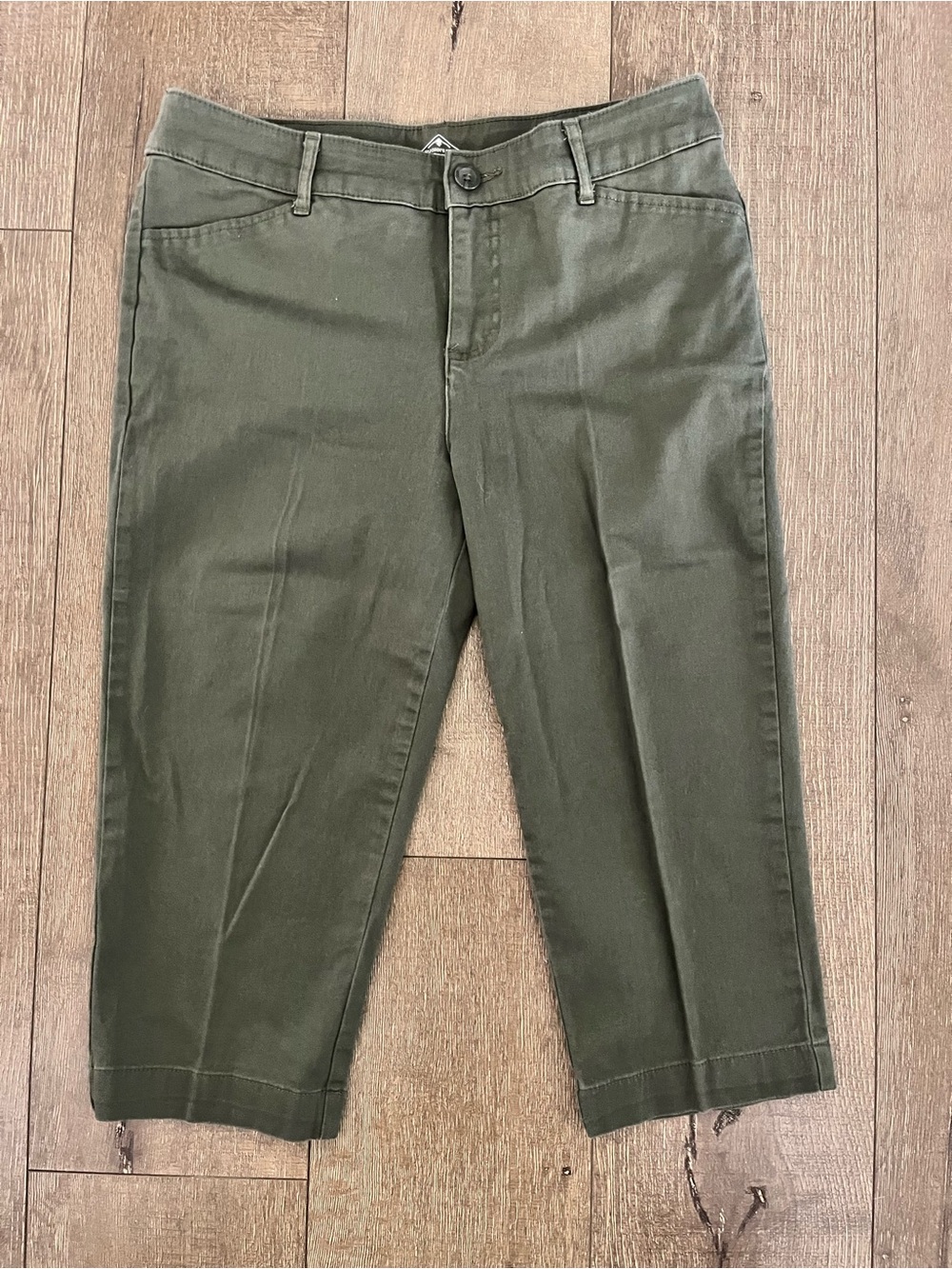 St. John's Bay Olive Green Chino Capri Pants